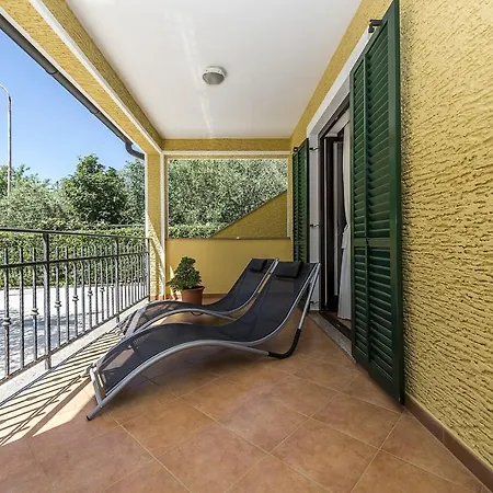 Spacious Three-bedroom Balun With Pool *