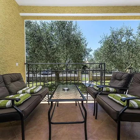 Villa Spacious Three-bedroom Balun With Pool