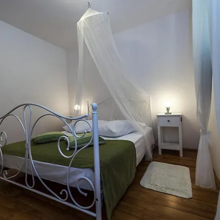 Willa Spacious Three-bedroom Balun With Pool *