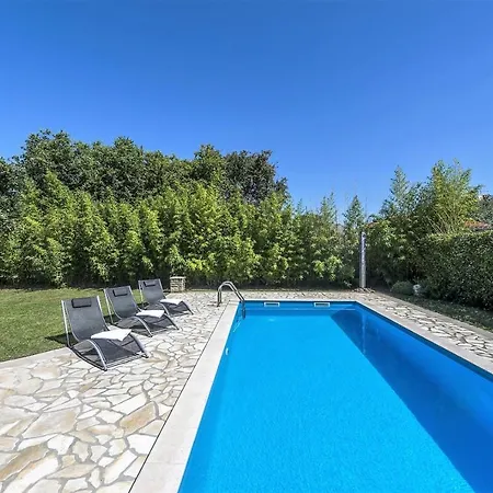 Spacious Three-bedroom Balun With Pool Willa *