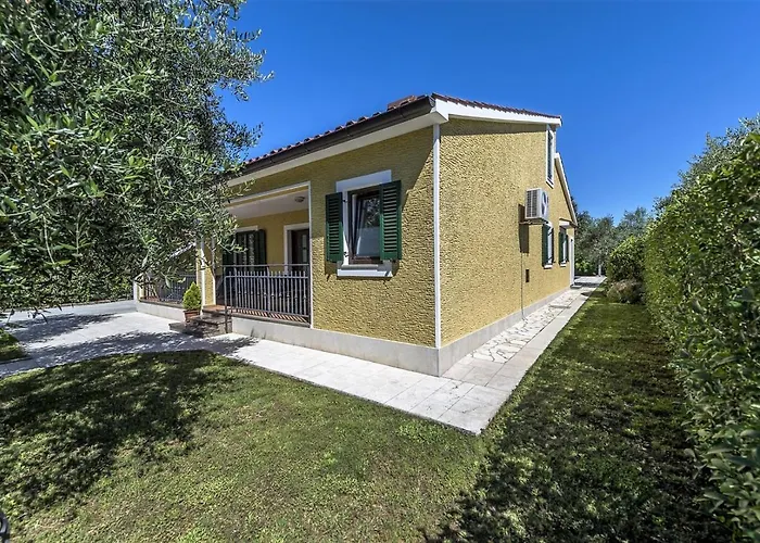Villa Spacious Three-bedroom Balun With Pool Poreč