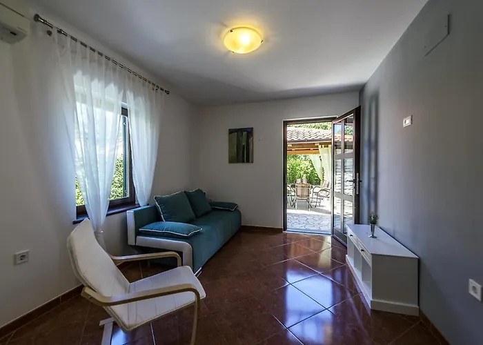 Spacious Three-bedroom Balun With Pool Villa *