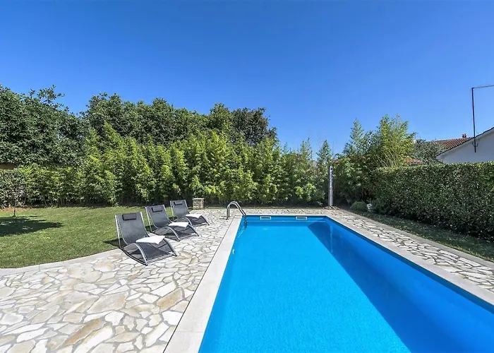 Spacious Three-bedroom Balun With Pool Villa *