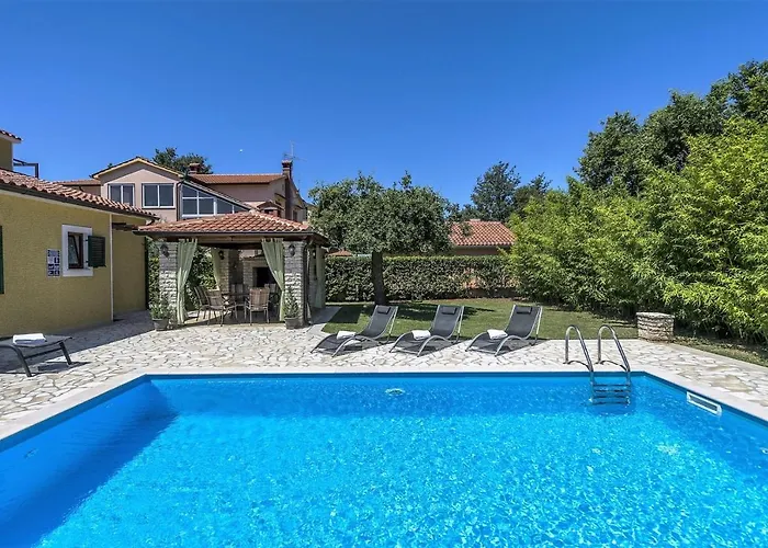 Spacious Three-bedroom Balun With Pool Villa Poreč