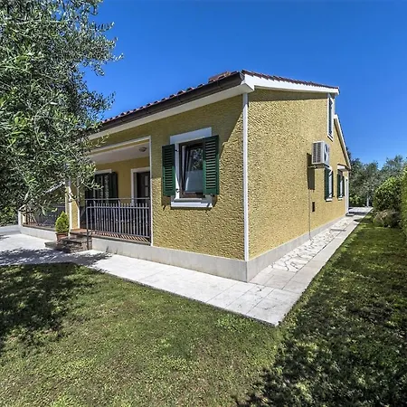 Villa Spacious Three-bedroom Balun With Pool Porec