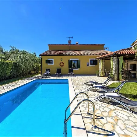 Spacious Three-bedroom Balun With Pool