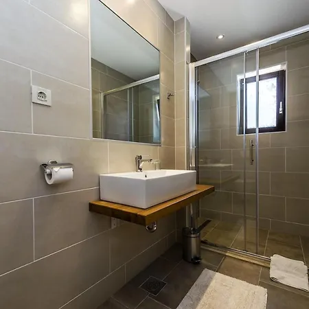 Spacious Three-bedroom Balun With Pool Βίλα Πόρετς