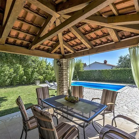 Spacious Three-bedroom Balun With Pool Πόρετς
