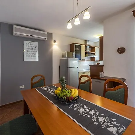 Spacious Three-bedroom Balun With Pool * Πόρετς