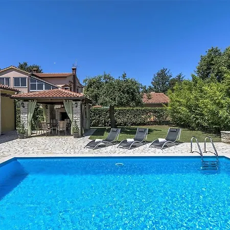 Spacious Three-bedroom Balun With Pool Villa Porec
