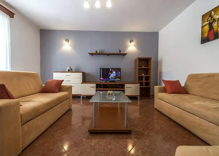 빌라 Spacious Three-bedroom Balun With Pool