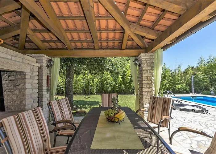 Spacious Three-bedroom Balun With Pool