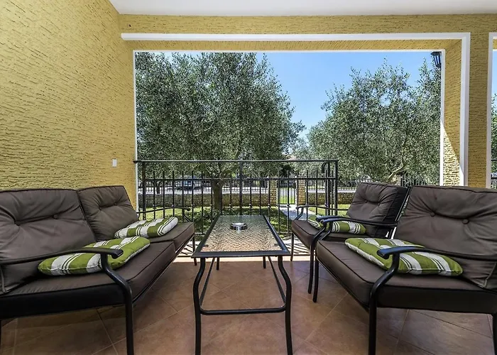 빌라 Spacious Three-bedroom Balun With Pool