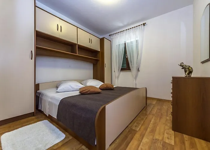 Spacious Three-bedroom Balun With Pool