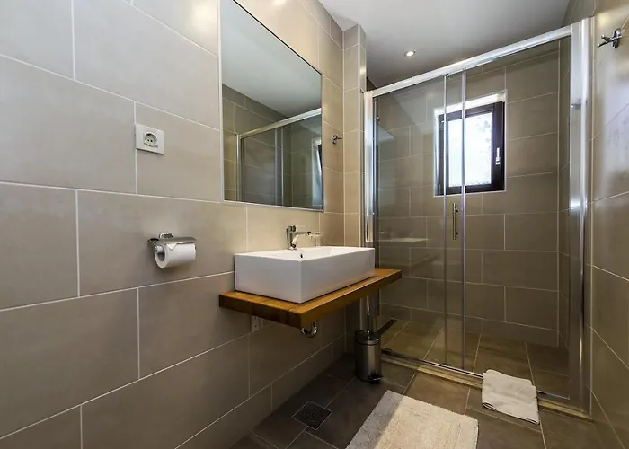 Spacious Three-bedroom Balun With Pool 빌라 포레치