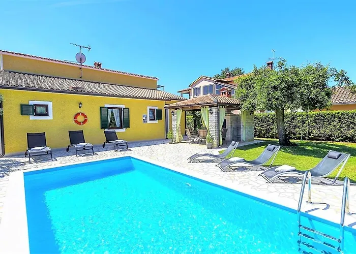 Spacious Three-bedroom Balun With Pool Porec
