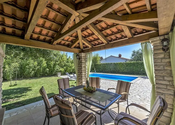 Spacious Three-bedroom Balun With Pool Porec