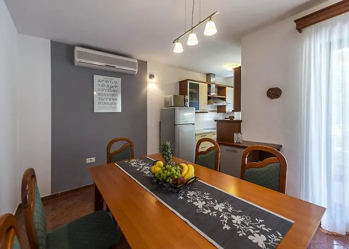 Spacious Three-bedroom Balun With Pool * Porec